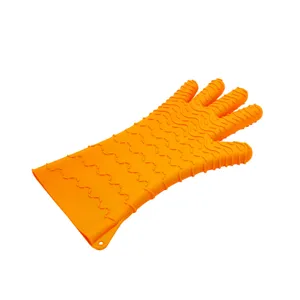 Guanto da cucina resistente al calore in silicone spesso per barbecue, vista dettaglio.