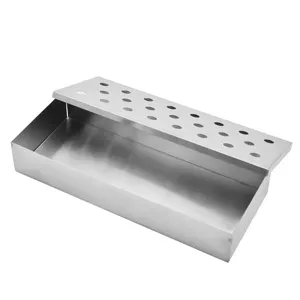 Vista detallada de la caja ahumadora de acero inoxidable con tapa perforada para asado.