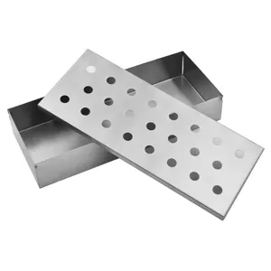 Detalle de caja ahumador BBQ de acero inoxidable con tapa perforada y contenedor.