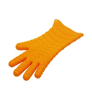 Dettaglio ravvicinato del guanto da cucina in silicone arancione con trama ondulata.