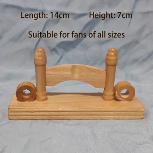 Vue détaillée du support pour éventail pliable en bois, 14 cm de long, 7 cm de haut