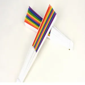 Vista detallada de abanicos plegables arcoíris de 7 pulgadas con bordes coloridos