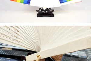 Vue détaillée d'une charnière d'éventail pliable et d'un matériau en papier sur un support