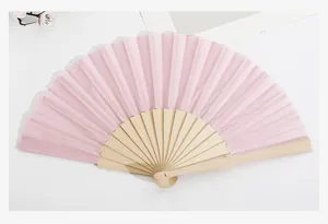 Primo piano ventaglio pieghevole rosa, struttura in legno e tessuto morbido.