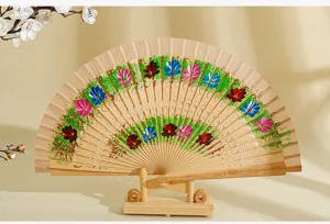Vista detallada de motivos florales pintados a mano en un elegante abanico de madera