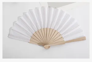 Ventaglio pieghevole in legno bianco con stecche naturali, elegante ventaglio artigianale.