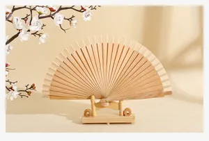Abanico plegable de madera clásico y minimalista presentado en un elegante soporte de madera