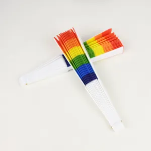 Abanico plegable arcoíris de 7 pulgadas con marco de plástico blanco para el baile