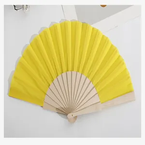 Ventaglio pieghevole in tessuto giallo tinta unita con stecche in legno per bricolage.
