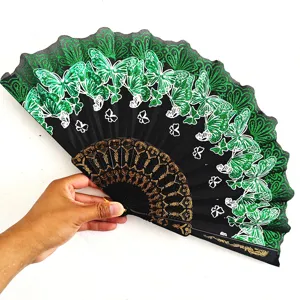 Detalle de abanico plegable negro con mariposas de purpurina verde y toques dorados
