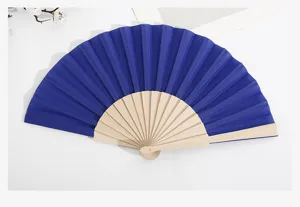 Ventaglio pieghevole in legno fatto a mano con tessuto blu, ventaglio artigianale tradizionale.