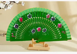 Elegante abanico español de madera verde con motivos florales pintados a mano y diseño calado