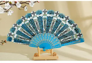 Dettaglio di ventaglio pieghevole spagnolo blu con motivi in pizzo dorato su supporto.