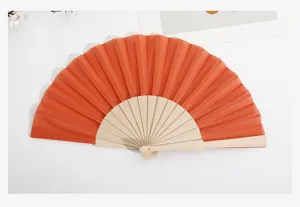 Ventaglio pieghevole arancione fatto a mano con stecche in legno, ideale d'estate.