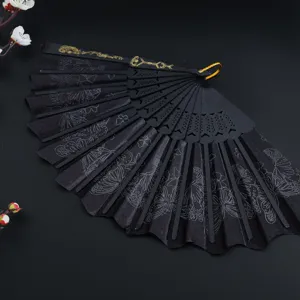 Elegante abanico plegable negro con estampado de mariposas y motivos florales