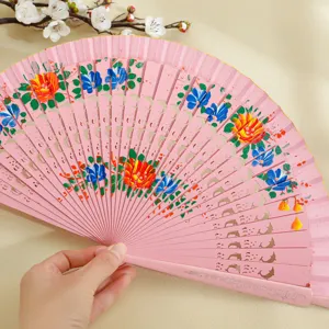 Elegante abanico plegable de madera rosa con coloridas flores pintadas a mano a doble cara