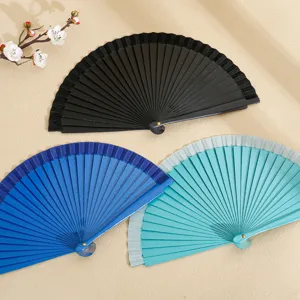 Elegantes abanicos españoles de madera en color negro, azul real y turquesa con borde de seda