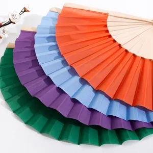 Ventaglio pieghevole colorato con telaio in legno e superficie in tessuto per uso quotidiano.