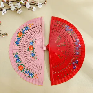 Elegante abanico español de madera con pintura floral y un diseño de calado fino