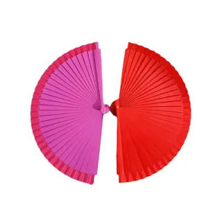 Elegantes abanicos españoles plegables de madera en rojo y morado, ideal para regalo