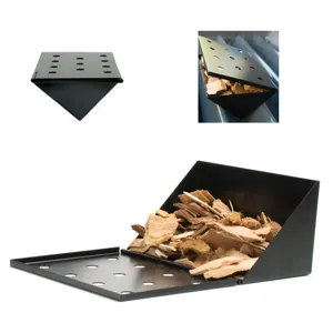 Vista detallada de la caja ahumadora triangular negra con virutas de madera dentro.