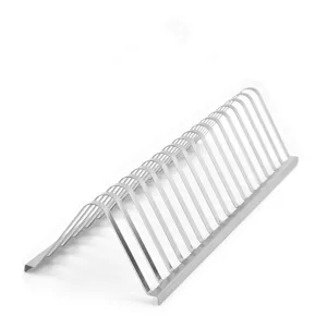 Detalle de una rejilla de barbacoa triangular de acero inoxidable para parrilladas al aire