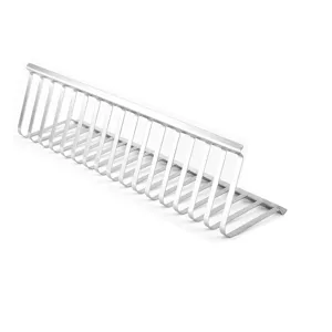 Primer plano de rejilla triangular de acero inoxidable para barbacoa y hamburguesas