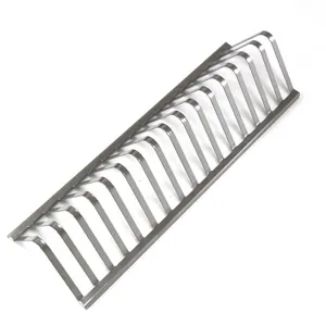 Primer plano de una rejilla de acero inoxidable triangular para hamburguesas de barbacoa.