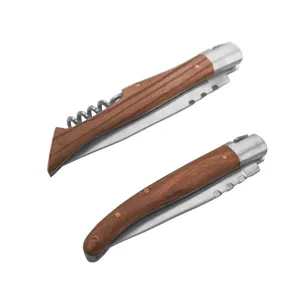 Detailansicht eines professionellen Klappmessers mit Holzgriff und Korkenzieher Set