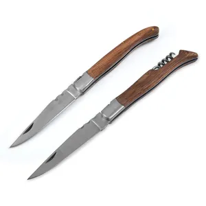 Detailansicht eines Klappmessers mit elegantem Holzgriff und integriertem Korkenzieher