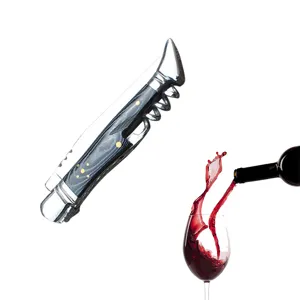 Detail van een Frans bijen opvouwbaar steakmes en multifunctionele wijnkurkentrekker