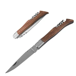 Detailansicht eines klappbaren Taschenmessers mit Holzgriff und Korkenzieher aus Edelstahl