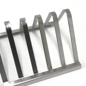 Detalle de primer plano de una rejilla triangular de acero inoxidable para carne de BBQ.