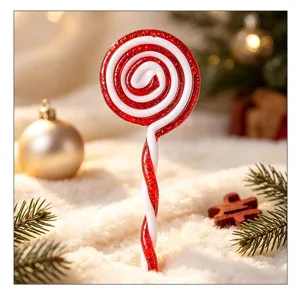 Nahaufnahme einer glitzernden rot-weißen Lolli-Weihnachtsdekoration in festlicher Umgebung