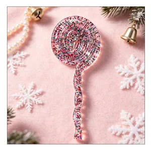 Detailansicht eines glitzernden transparenten Weihnachts-Lollipop-Ornaments auf rosa Filz.