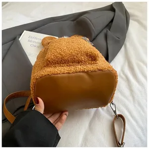 Detalle de cerca que muestra la suave textura de felpa de esta linda mochila marrón.