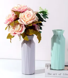 Vista dettagliata di vasi geometrici minimalisti in plastica viola e verde menta.
