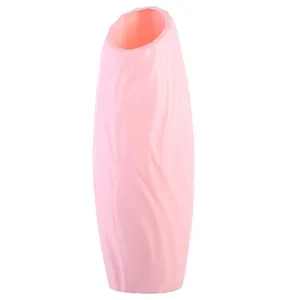 Moderno vaso da fiori geometrico nordico in plastica rosa con trama ondulata decorativo