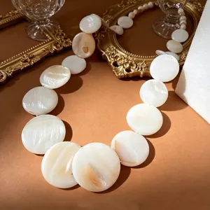 Dettaglio ravvicinato di collana di conchiglie tonde di lusso con texture perlata