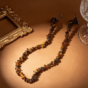 Primo piano di una collana artigianale in scaglie di pietra occhio di tigre naturale