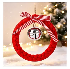 Vue détaillée d'une couronne de Noël tressée rouge avec cloche argentée et nœud rayé