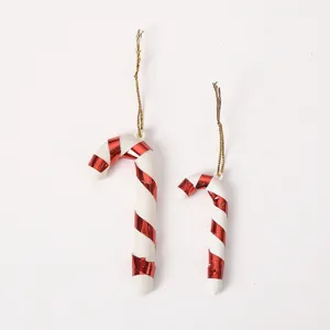 Détail rapproché de décorations de Noël en canne à sucre rayée rouge et blanc