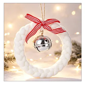 Élégante couronne de Noël tressée blanche avec nœud rouge et cloche en argent brillante