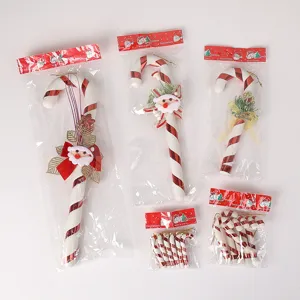 Vue détaillée de sucres d'orge de Noël en plastique de différentes tailles et emballages