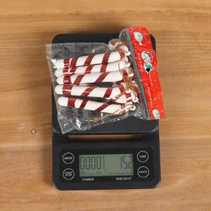Lot de cannes de Noël en plastique rouge et blanc sur une balance pesant 15,2 g au total.