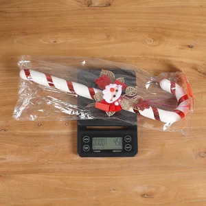 Décoration de canne de Noël sur une balance numérique pesant 45,8 g