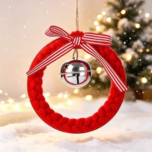 Couronne de Noël tricotée rouge avec cloche argentée et nœud décoratif suspendu