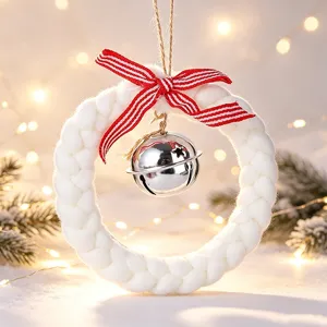 Couronne de Noël tricotée blanche avec nœud rouge et clochette argentée élégante