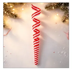 Gedetailleerde weergave van een rood-witte spiraalvormige snoep kerstversiering.
