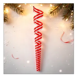 Rood-witte spiraal kersthanger op een feestelijke sneeuwachtige achtergrond met licht